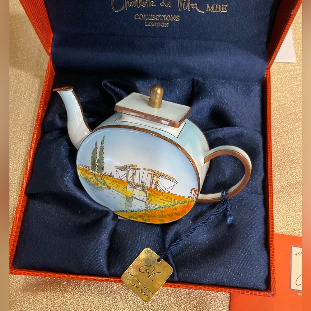 CHARLOTTE DI VITA MINI HAND PAINTED TEAPOT.    NUMBERED EDITION H708